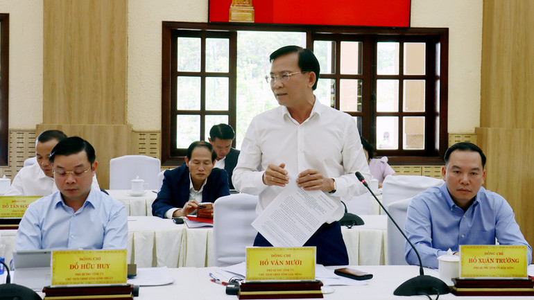 Chủ tịch Ủy ban nhân dân tỉnh Đắk Nông Hồ Văn Mười phát biểu ý kiến tại buổi làm việc với Phó Thủ tướng Thường trực Chính phủ Nguyễn Hòa Bình.