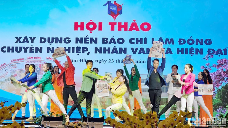 Những ấn phẩm Báo Nhân Dân trong tiết mục văn nghệ chủ đề về nghề báo tại hội thảo.
