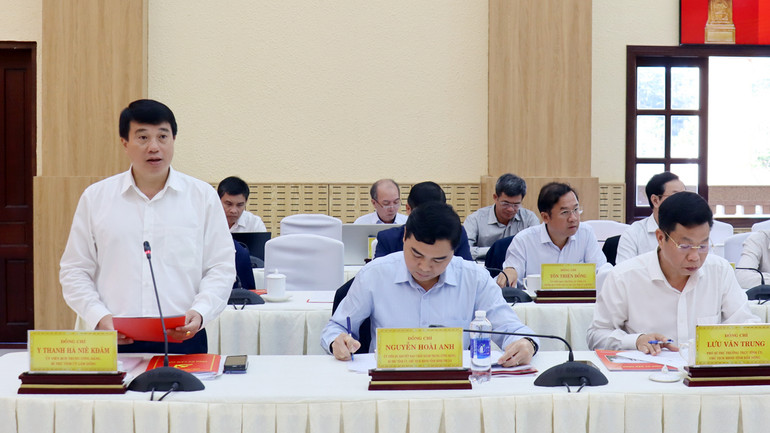 Đồng chí Y Thanh Hà Niê Kđăm, Ủy viên Trung ương Đảng, Bí thư Tỉnh ủy Lâm Đồng phát biểu ý kiến tại buổi làm việc.
