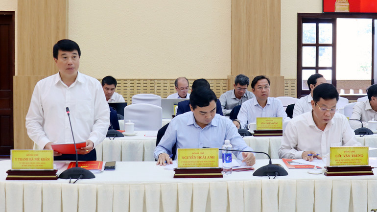 Đồng chí Y Thanh Hà Niê Kđăm, Ủy viên Trung ương Đảng, Bí thư Tỉnh ủy Lâm Đồng phát biểu ý kiến tại buổi làm việc với Phó Thủ tướng Thường trực Chính phủ Nguyễn Hòa Bình.