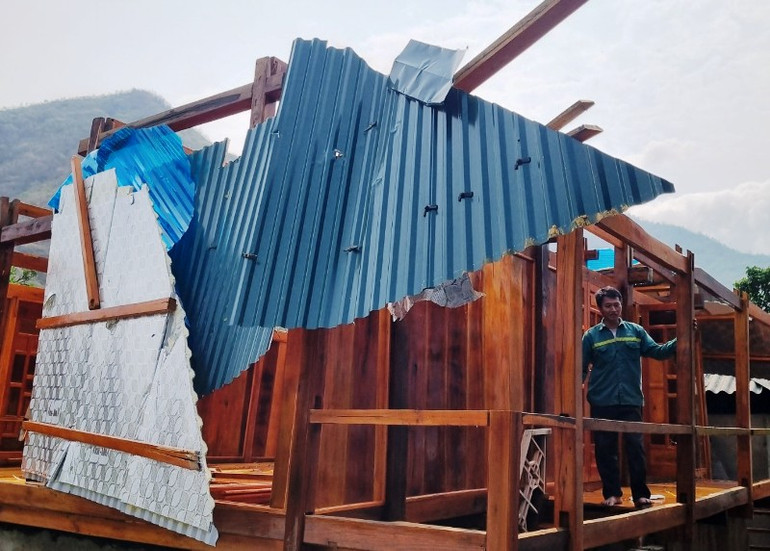Một gia đình ở Mường Lát bị dông, lốc, tốc mái nhà.
