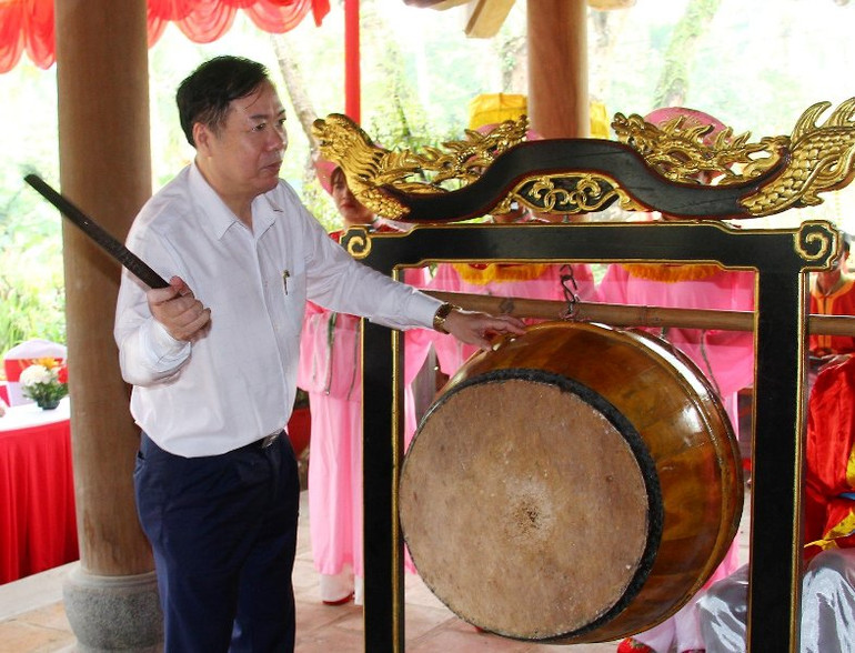 Nổi trống khai hội làng Đông Sơn.