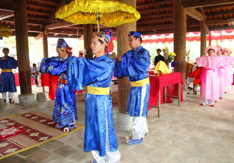 Tế lễ tại Đền thờ Đức Thánh Cả.