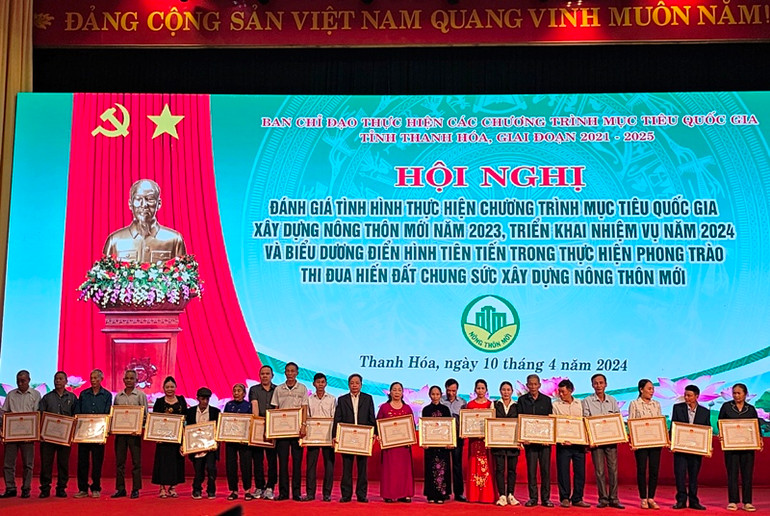 Lãnh đạo tỉnh Thanh Hóa trao tặng Bằng khen cho các gia đình tiêu biểu.