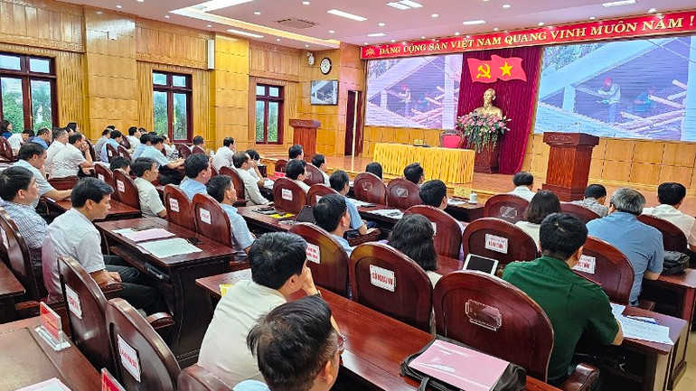 Các đại biểu xem video kết quả trợ giúp đồng bào sinh sống trên sông lên bờ định cư.