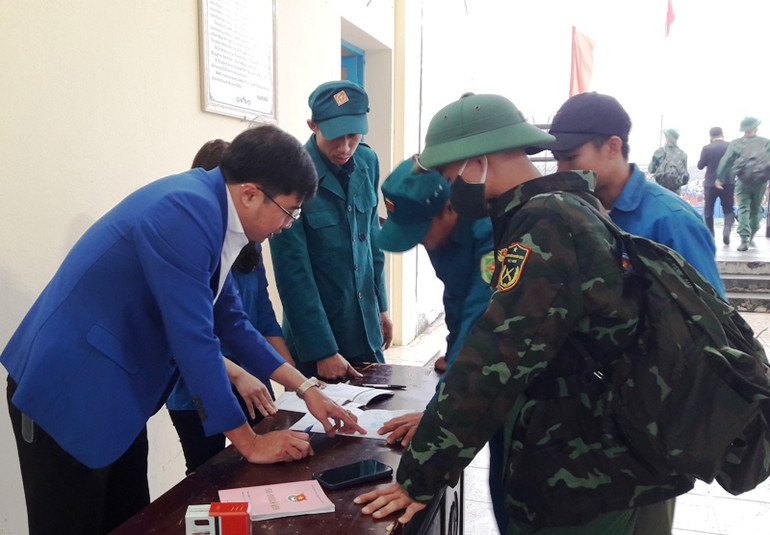 Đoàn thanh niên huyện Quảng Xương hoàn tất thủ tục giới thiệu sinh hoạt đoàn cho thanh niên.