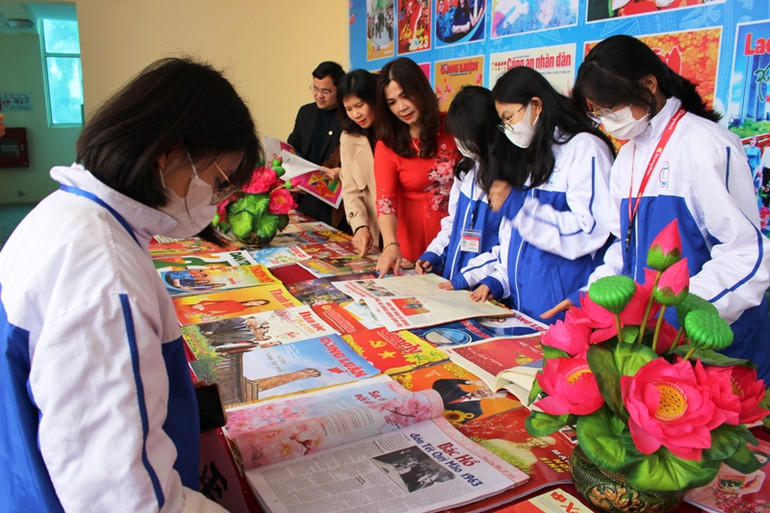 Bạn đọc đọc các tác phẩm báo Xuân.