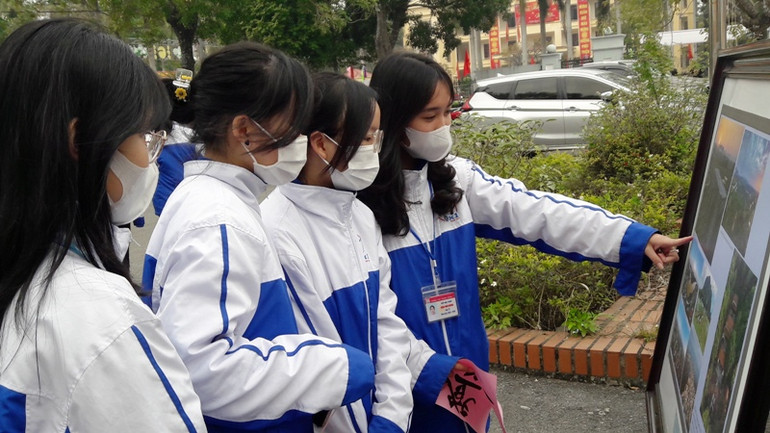 Học sinh tham quan các tác phẩm ảnh.