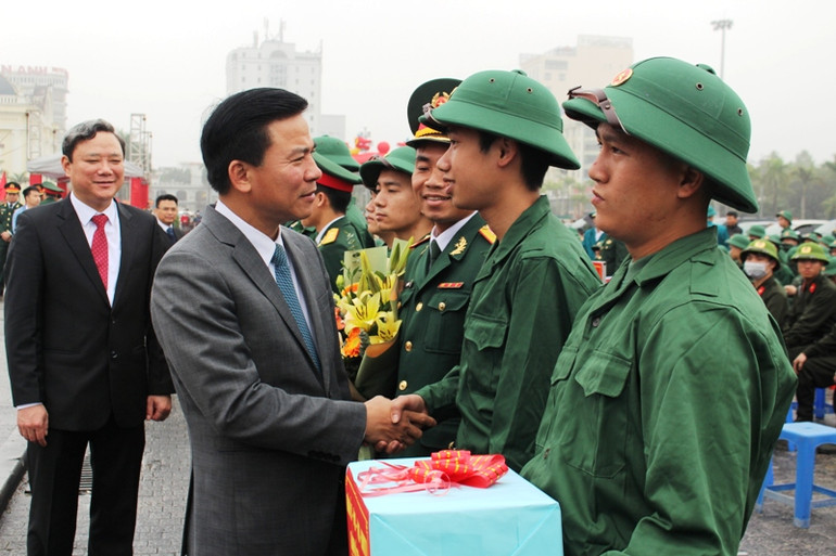 Bí thư Tỉnh ủy và Bí thư Thành ủy Thanh Hóa động viên, khích lệ các tân binh.