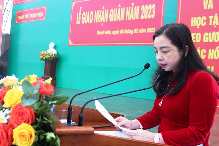 Phó Chủ tịch Ủy ban nhân dân thành phố Thanh Hóa phát biểu tại lễ giao nhận quân.