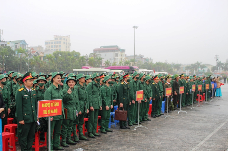 Các đơn vị quân đội và các tân binh tham dự lễ giao nhận quân 2023.