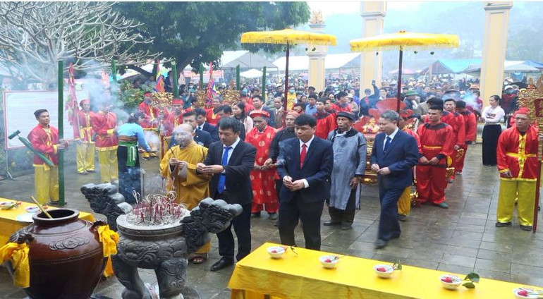 Các đại biểu dâng hương tri ân Lê Lợi cùng tướng lĩnh, nghĩa quân Lam Sơn. Các đại biểu dâng hương tri ân Lê Lợi cùng tướng lĩnh, nghĩa quân Lam Sơn.