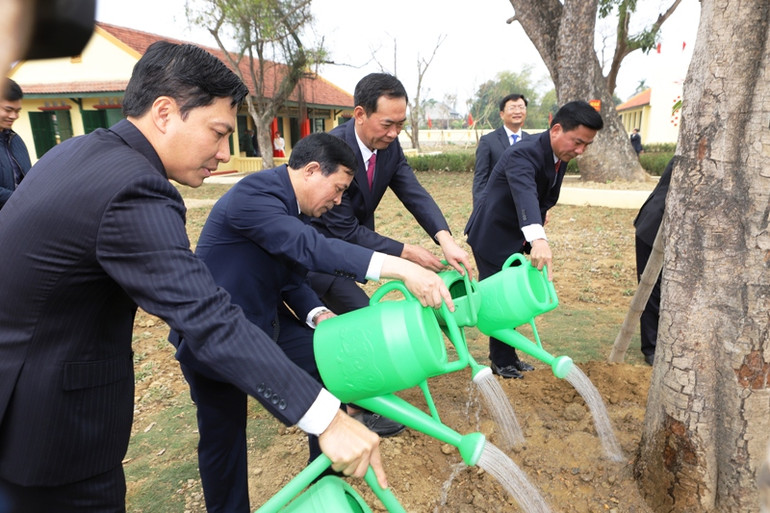 Các cán bộ ở Thanh Hóa chăm sóc cây tại Khu di tích lịch sử cách mạng.