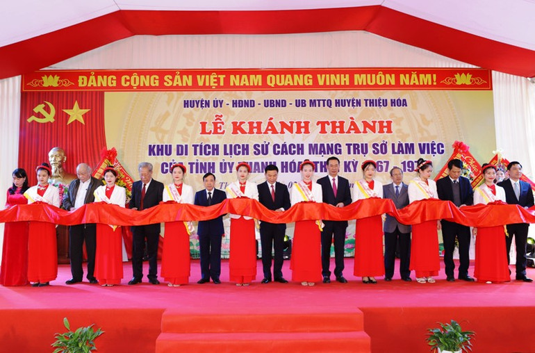 Các đại biểu cắt băng khánh thành trùng tu, tôn tạo Khu di tích Trụ sở làm việc của Tỉnh ủy Thanh Hóa.