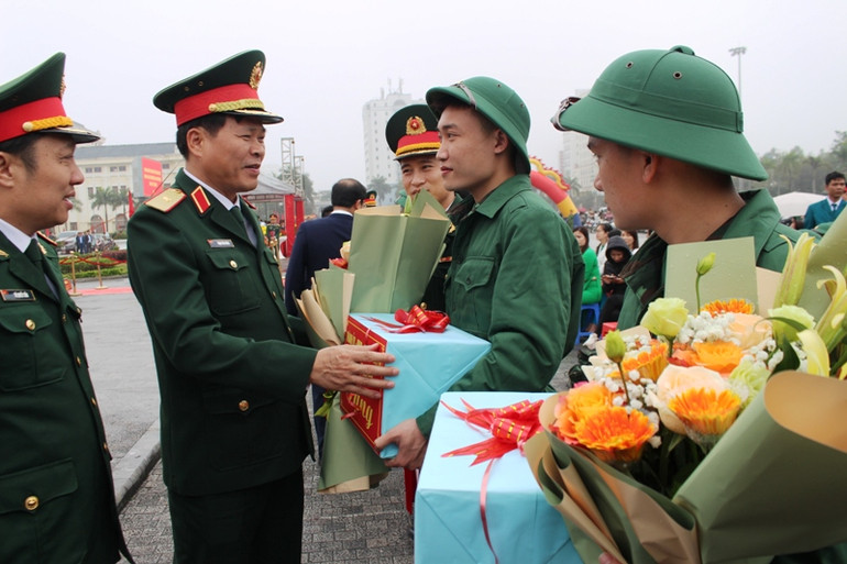 Lãnh đạo Quân khu 4 tặng quà các tân binh.
