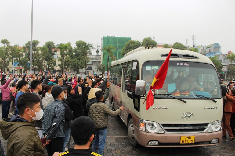 Người dân Thanh Hóa tiễn thanh niên lên đường bảo vệ Tổ quốc.