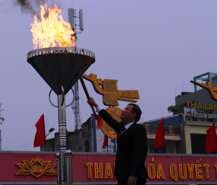 Bí thư Thành ủy Thanh Hóa thắp đuốc truyền thống.