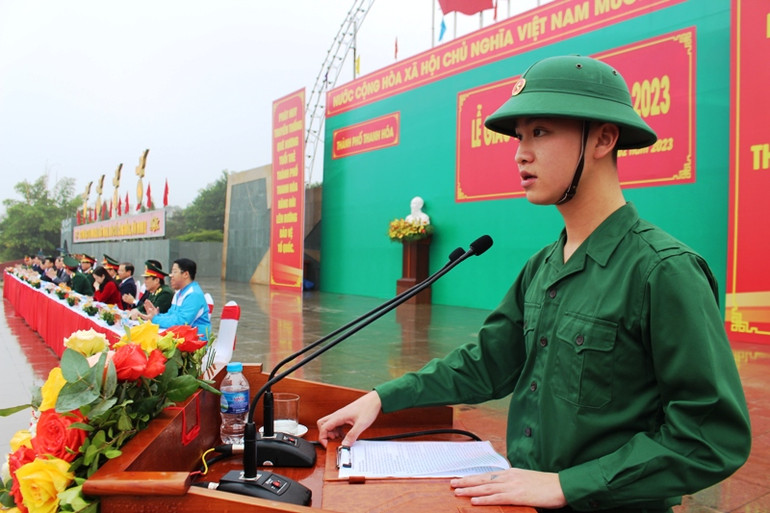 Đại diện các tân binh phát biểu tại lễ giao nhận quân.