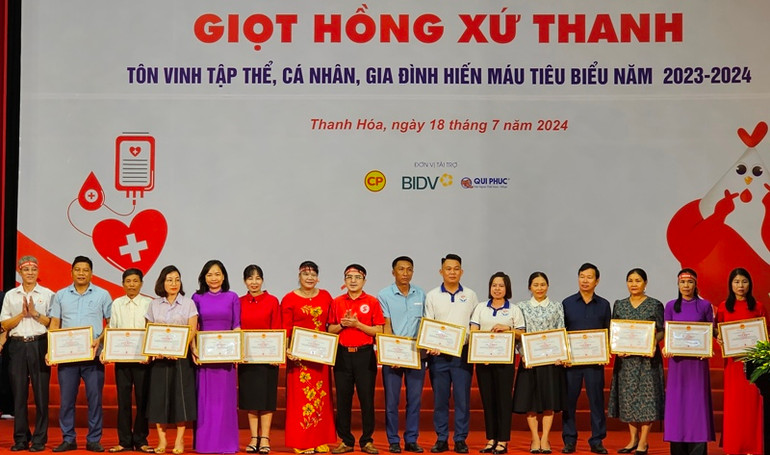 Ban Chỉ đạo vận động hiến máu tình nguyện tỉnh Thanh Hóa trao tặng Giấy khen cho các cá nhân tiêu biểu.