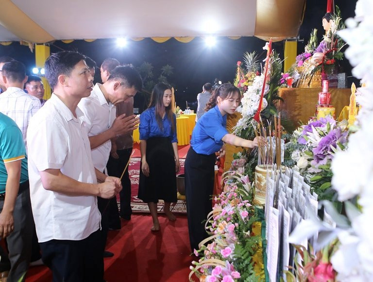 Các tầng lớp nhân dân dâng hương tưởng niệm các liệt sĩ, giáo viên, học sinh.