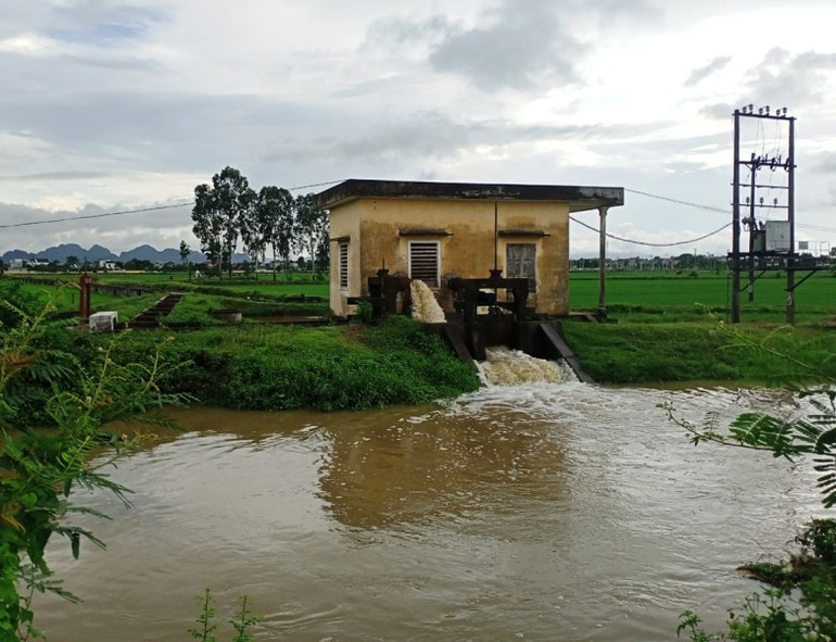 Trạm bơm Đông Yên đang vận hành bơm thoát nước.