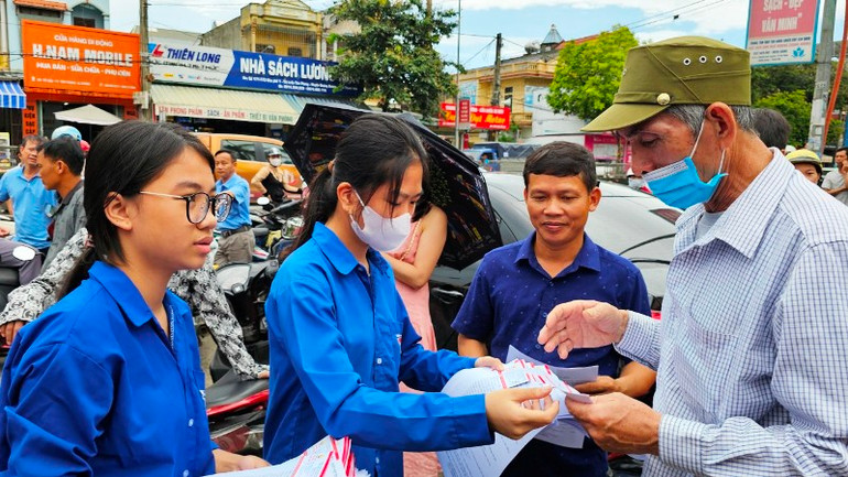 Các tình nguyện viên tư vấn, trợ giúp phụ huynh.