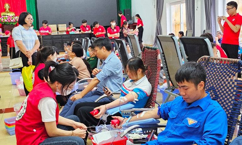Cán bộ, nhân dân Thanh Hóa tình nguyện hiến máu.