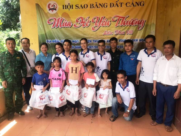 Đoàn thiện nguyện trao tặng quà cho học sinh xã Bát Mọt.