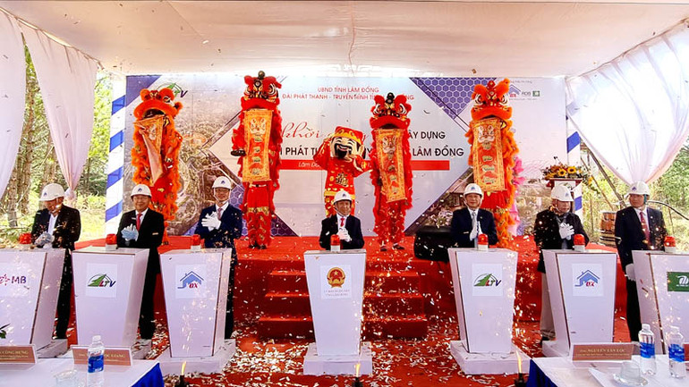 Các đại biểu thực hiện nghi thức khởi công xây dựng trụ sở mới Đài Phát thanh và Truyền hình tỉnh Lâm Đồng.