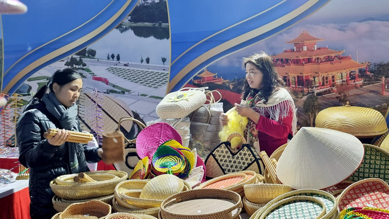 Không gian trưng bày, giới thiệu sản phẩm thủ công mỹ nghệ.