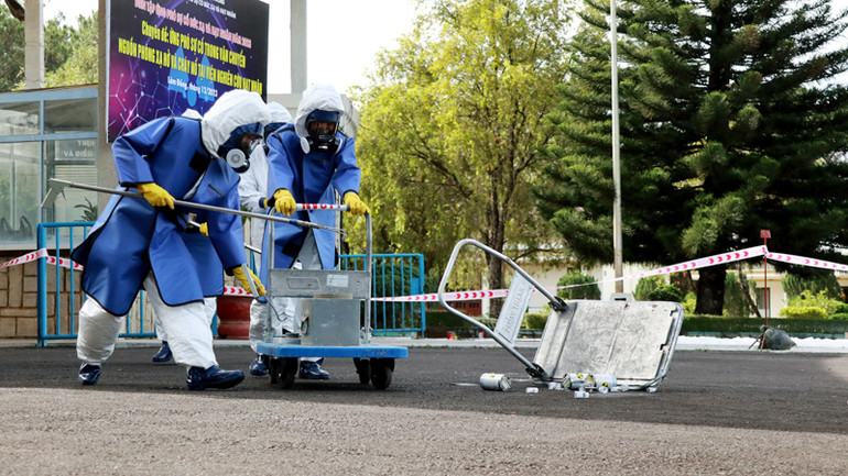 Tình huống giả định là nhân viên đang vận chuyển dược chất phóng xạ dạng lỏng thì phát hiện hỏa hoạn, trong lúc hoảng loạn thì xe đẩy xảy ra sự cố khiến dược chất phóng xạ bị phát tán.