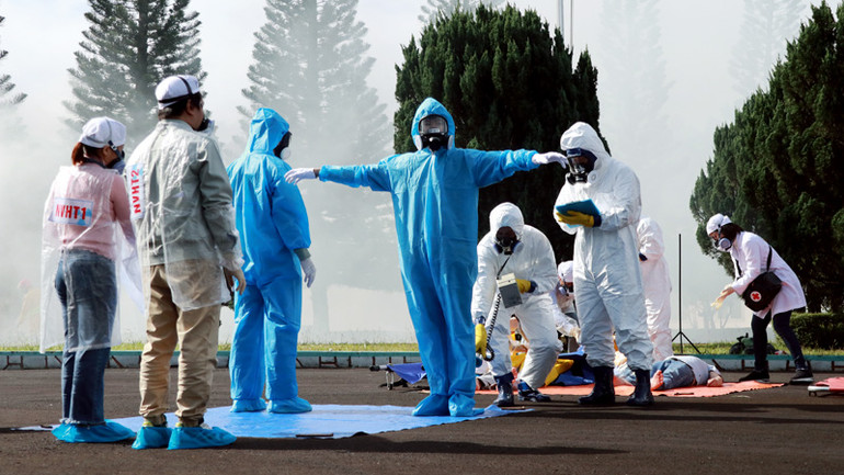 Lực lượng chức năng tiến hành kiểm tra mức độ nhiễm xạ để có phương án xử lý.