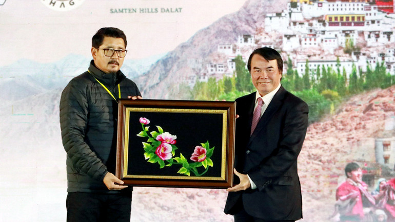 Ông Tashi Gyalson và ông Phạm S tại chương trình giao lưu. Ông Tashi Gyalson và ông Phạm S tại chương trình giao lưu.