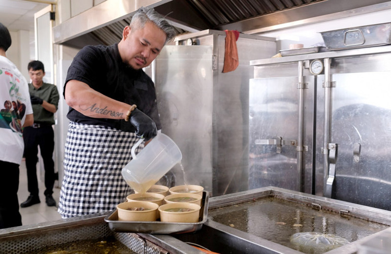 Anh Luận tự tay nấu 2.000 tô phở tặng bệnh nhân.