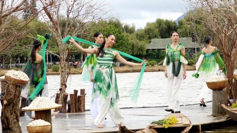 Trình diễn nghệ thuật và thời trang tơ lụa trên hồ Xuân Hương, Đà Lạt.