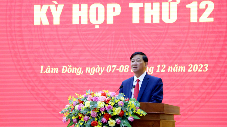 Đồng chí Trần Đức Quận, Ủy viên Trung ương Đảng, Bí thư Tỉnh ủy, Chủ tịch Hội đồng nhân dân tỉnh Lâm Đồng phát biểu khai mạc kỳ họp.