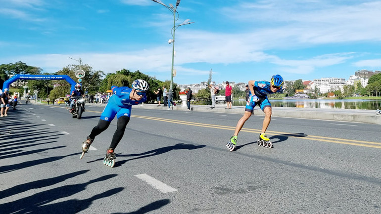 Các vận động viên bứt tốc ở vòng thi đấu nội dung đua tốc độ quanh hồ Xuân Hương. Các vận động viên bứt tốc ở vòng thi đấu nội dung đua tốc độ quanh hồ Xuân Hương.