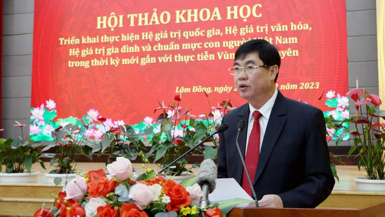 Đồng chí Trần Đình Văn phát biểu khai mạc hội thảo.