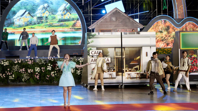 Chương trình nghệ thuật với sự tham gia của nhiều ca sĩ nổi tiếng. Chương trình nghệ thuật với sự tham gia của nhiều ca sĩ nổi tiếng.