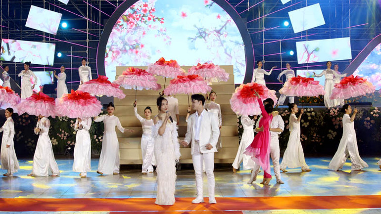 Chương trình nghệ thuật đặc sắc, với sự tham gia của các nghệ sĩ tên tuổi trong nước, quốc tế. Chương trình nghệ thuật đặc sắc, với sự tham gia của các nghệ sĩ tên tuổi trong nước, quốc tế.