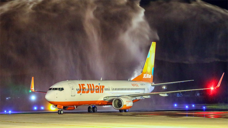Màn phun nước chào mừng chuyến bay thương mại đầu tiên của Jeju Air hạ cánh tại sân bay Liên Khương.