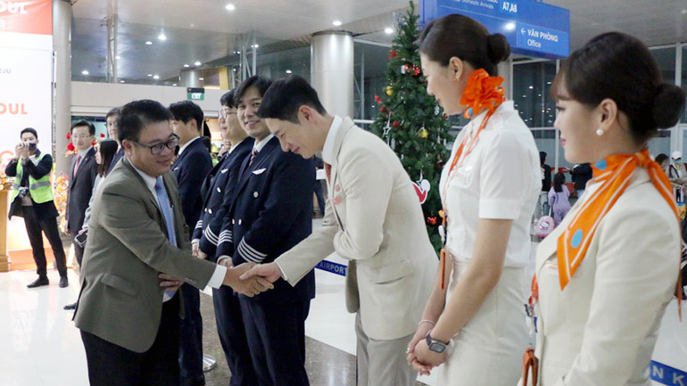 Phó Chủ tịch Ủy ban nhân dân tỉnh Lâm Đồng Nguyễn Ngọc Phúc chào đón tổ bay.