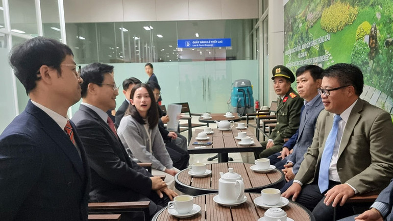 Phó Chủ tịch Ủy ban nhân dân tỉnh Lâm Đồng Nguyễn Ngọc Phúc trò chuyện với lãnh đạo hãng hàng không Jeju tại sân bay Liên Khương.