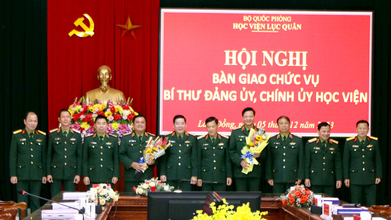 T Trung tướng Nguyễn Văn Gấu và Trung tướng Đỗ Văn Bảnh, Thiếu tướng Trần Danh Khải cùng lãnh đạo Học viện Lục quân.