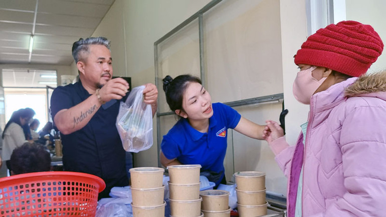 Những tô phở nghĩa tình được trao tận tay bệnh nhân tại Bệnh viện đa khoa tỉnh Lâm Đồng.
