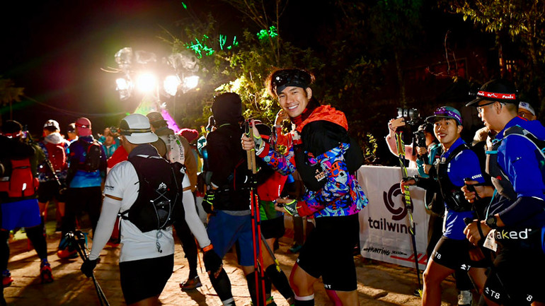 Những bước chạy đầu tiên trên hành trình chinh phục cung đường 100km của các vận động viên tối 15/12.