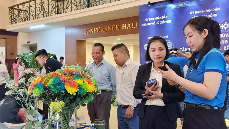 Các doanh nghiệp kết nối bên lề hội thảo.