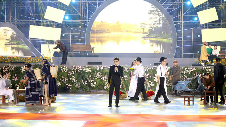 Ca sĩ Tuấn Ngọc trình diễn ca khúc "Thương về miền đất lạnh" tại lễ kỷ niệm. Ca sĩ Tuấn Ngọc trình diễn ca khúc "Thương về miền đất lạnh" tại lễ kỷ niệm.