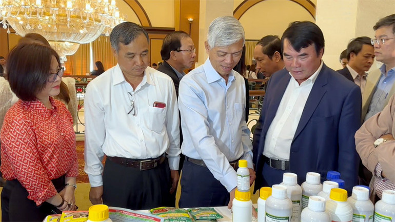 Phó Chủ tịch Ủy ban nhân dân Thành phố Hồ Chí Minh Võ Văn Hoan (giữa) và Phó Chủ tịch Ủy ban nhân dân tỉnh Lâm Đồng Phạm S cùng đại biểu tham quan các không gian giới thiệu sản phẩm khởi nghiệp.