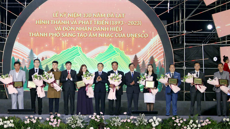 Lãnh đạo tỉnh Lâm Đồng và thành phố Đà Lạt tri ân các nhà tài trợ. Lãnh đạo tỉnh Lâm Đồng và thành phố Đà Lạt tri ân các nhà tài trợ.